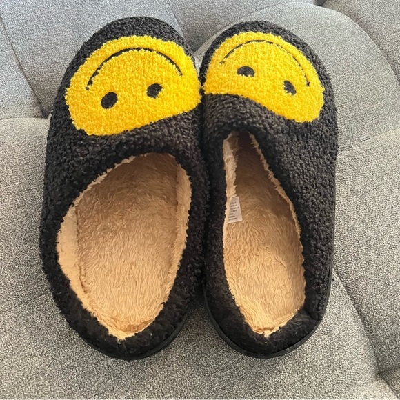Smiley face Fuzzy Slippers, size Large 8/9US, wide width - Picture 2 of 9